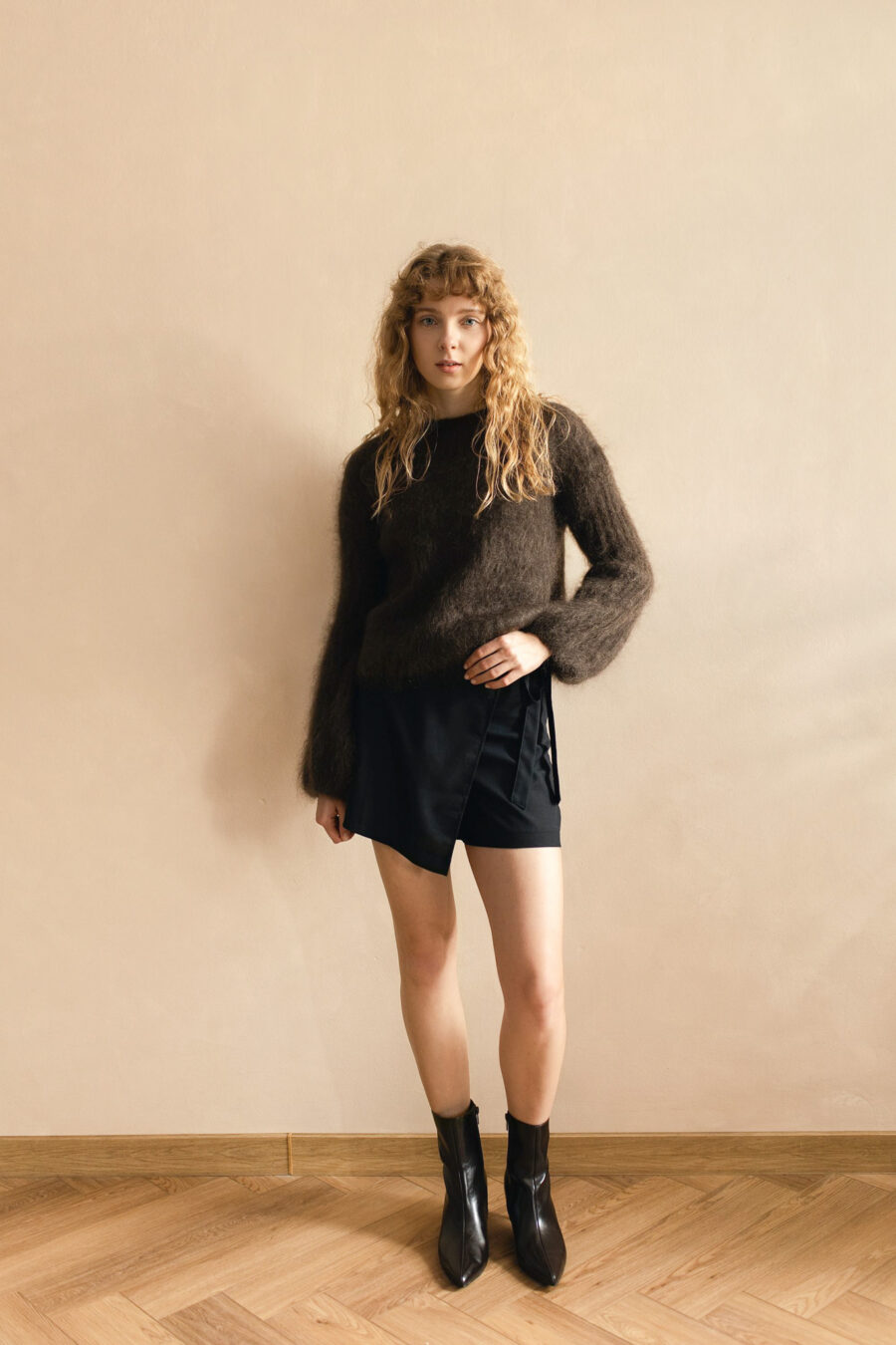 Sweter damski z moherem Mellow czekoladowy - obrazek 2