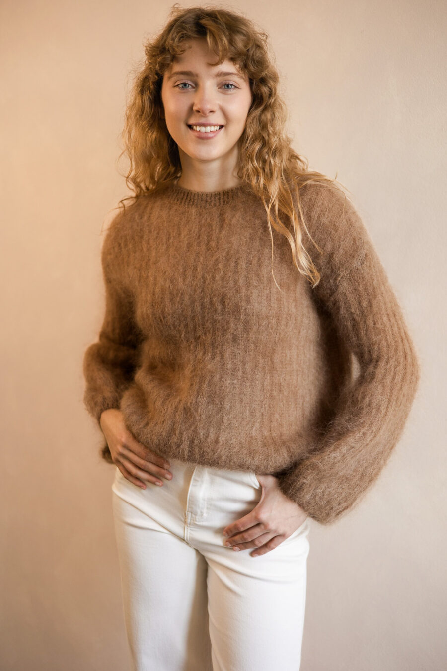 Sweter damski z moherem Mellow camel - obrazek 3