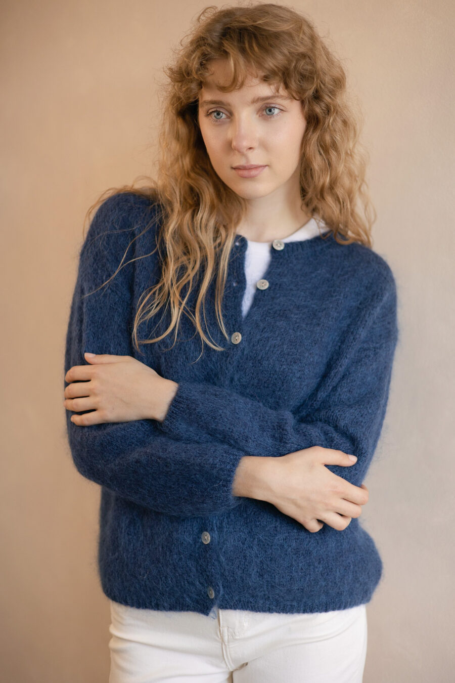 Kardigan damski z moherem i wełną Sora chabrowy - obrazek 4